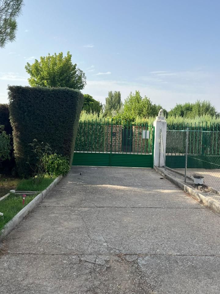 Vista exterior de Casa o xalet en venda en Illana amb Jardí privat