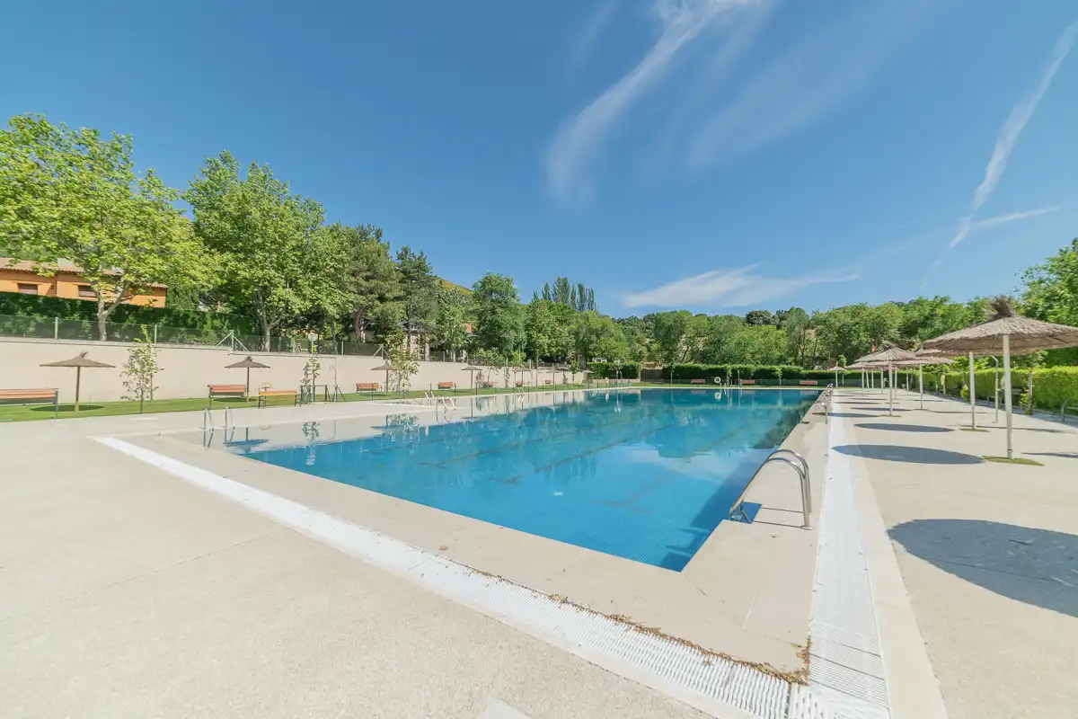 Piscina de Pis en venda en San Lorenzo de El Escorial amb Calefacció, Parquet i Terrassa