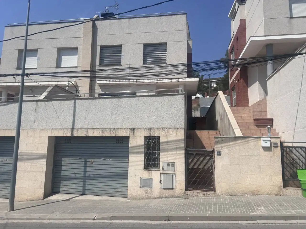 Vista exterior de Casa adosada en venda en Sentmenat amb Terrassa i Balcó
