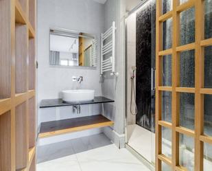 Bathroom of Flat to rent in  Madrid Capital  with Air Conditioner, Furnished and TV