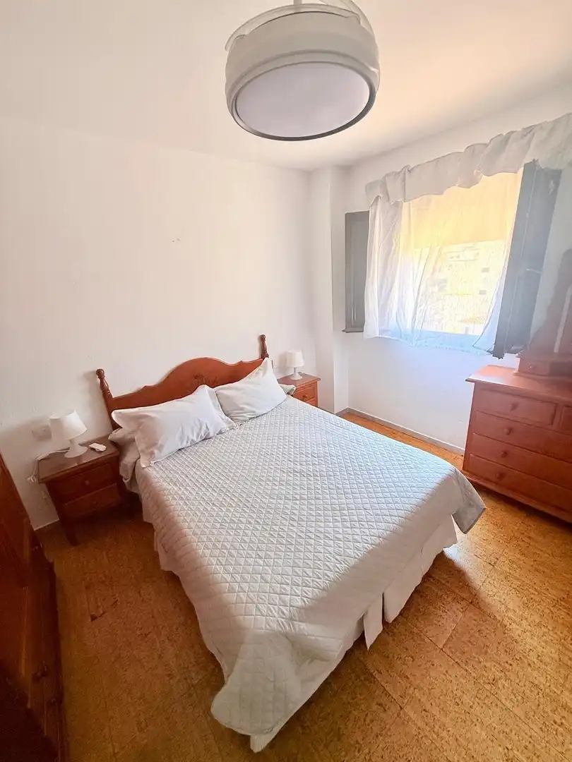 Dormitori de Apartament de lloguer en Vélez-Málaga amb Piscina comunitària