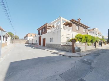 Detached house with balcony for sale in GANIVET
