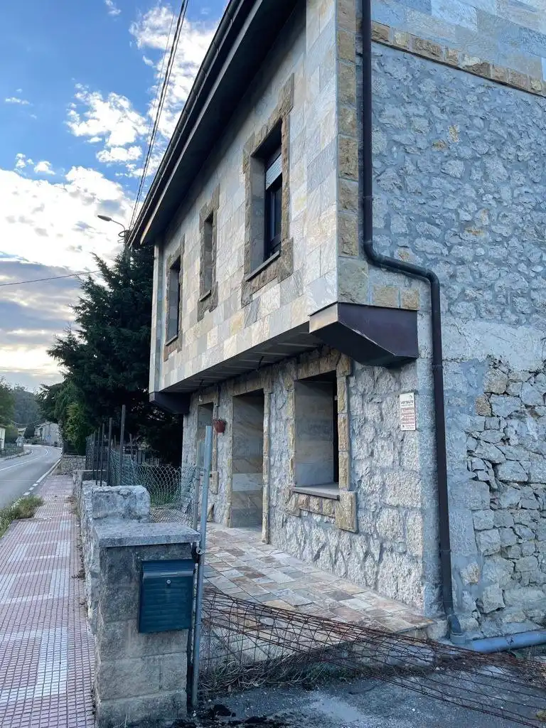 Vista exterior de Casa o xalet en venda en Camargo amb Calefacció, Jardí privat i Traster