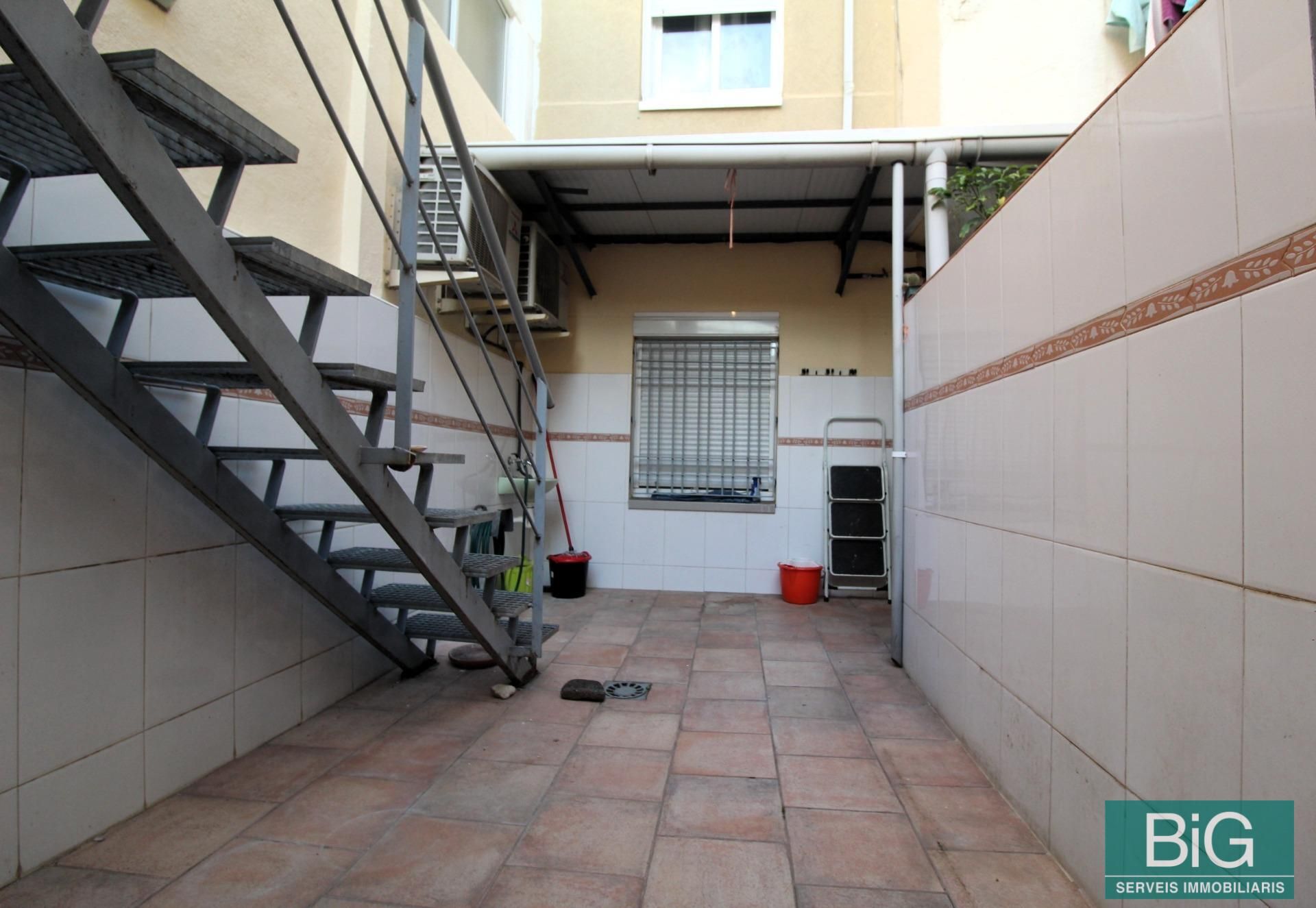 Exterior view of Planta baja for sale in Mataró  with Terrace and Storage room