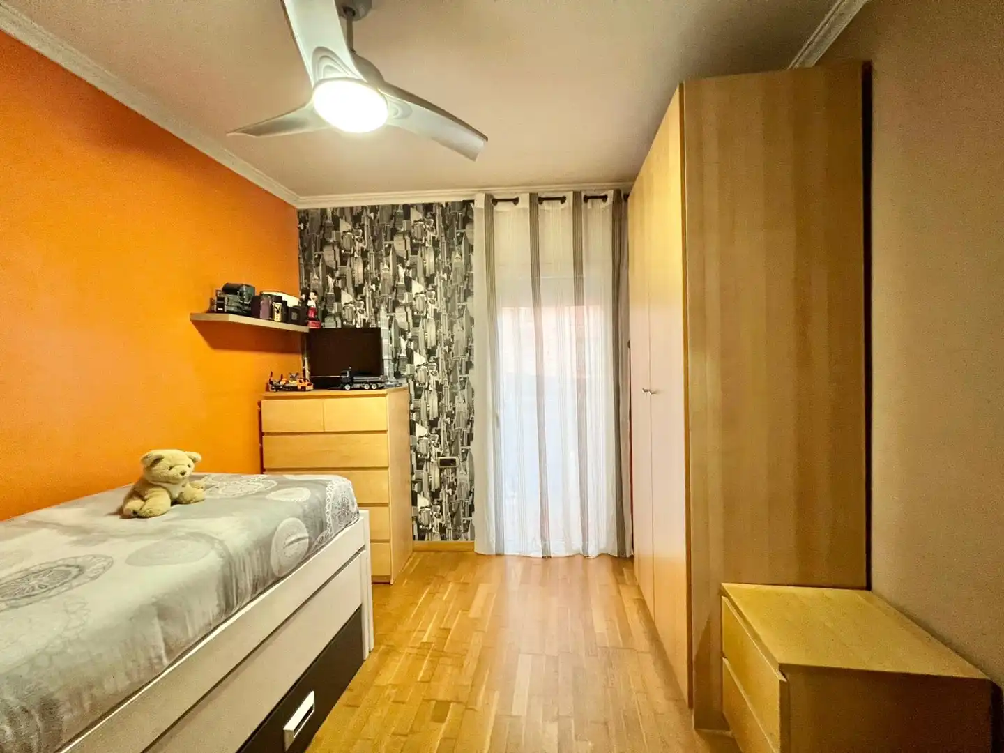 Dormitori de Dúplex en venda en L'Hospitalet de Llobregat amb Terrassa i Balcó