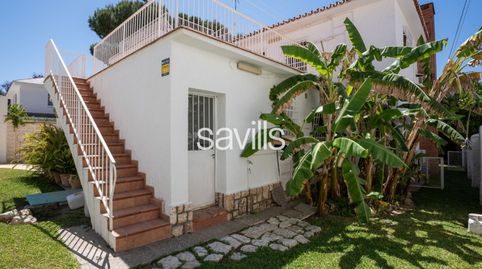 Savills presenta este Chalet independiente con jardín y piscina privada en Pedregalejo, a escasos metros del mar, ideal para quien