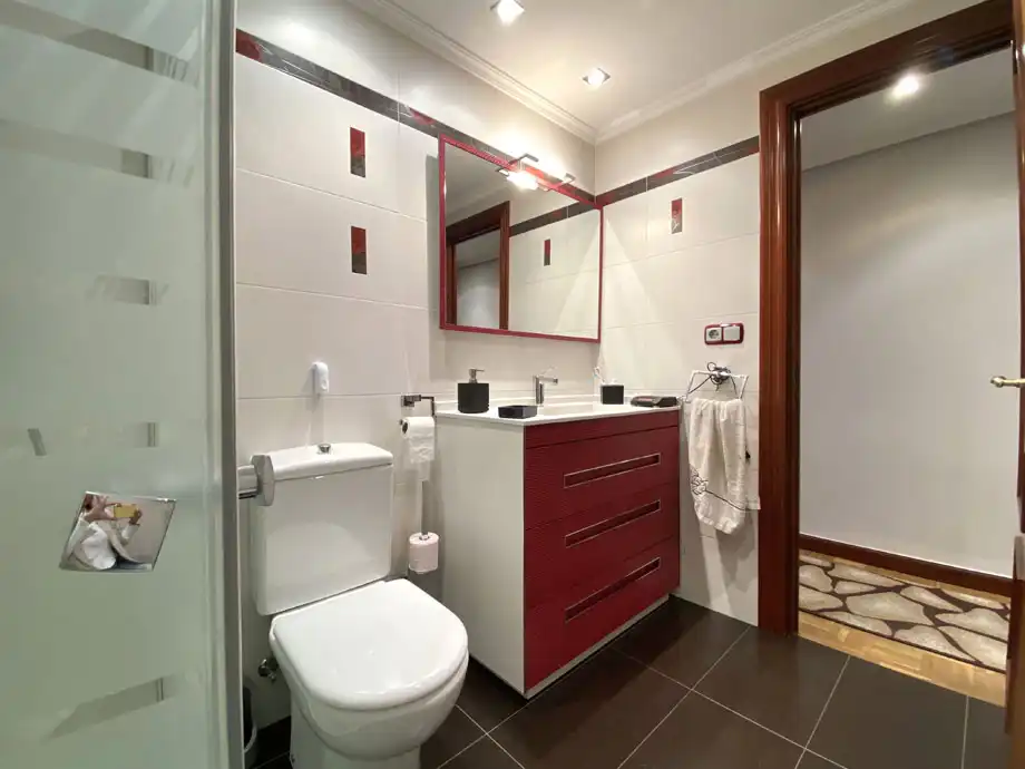 Badezimmer von Wohnung zum Verkauf in Vitoria - Gasteiz mit Heizung, Parkett und Terrasse
