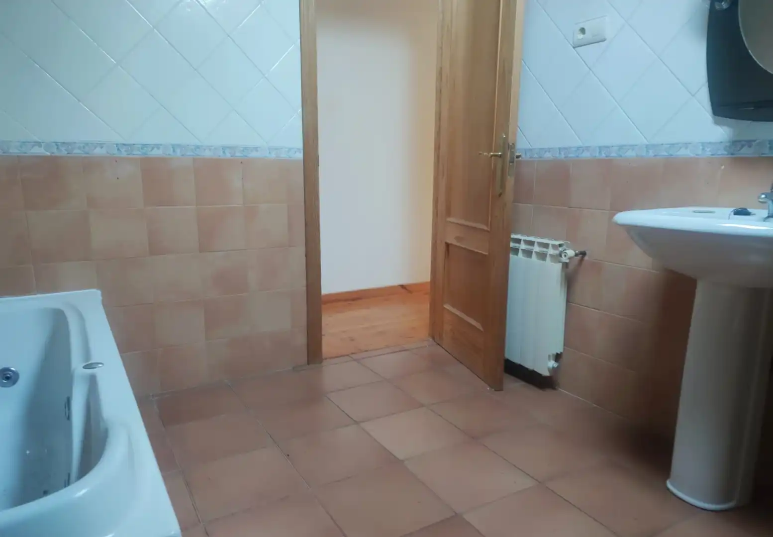 Badezimmer von Haus oder Chalet zum Verkauf in Alija del Infantado mit Privatgarten und Parkett