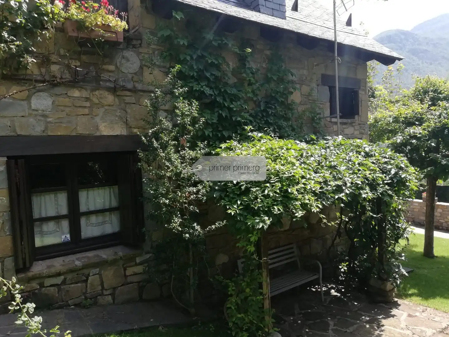 Vista exterior de Casa o chalet en venta en Sahún con Calefacción, Jardín privado y Parquet