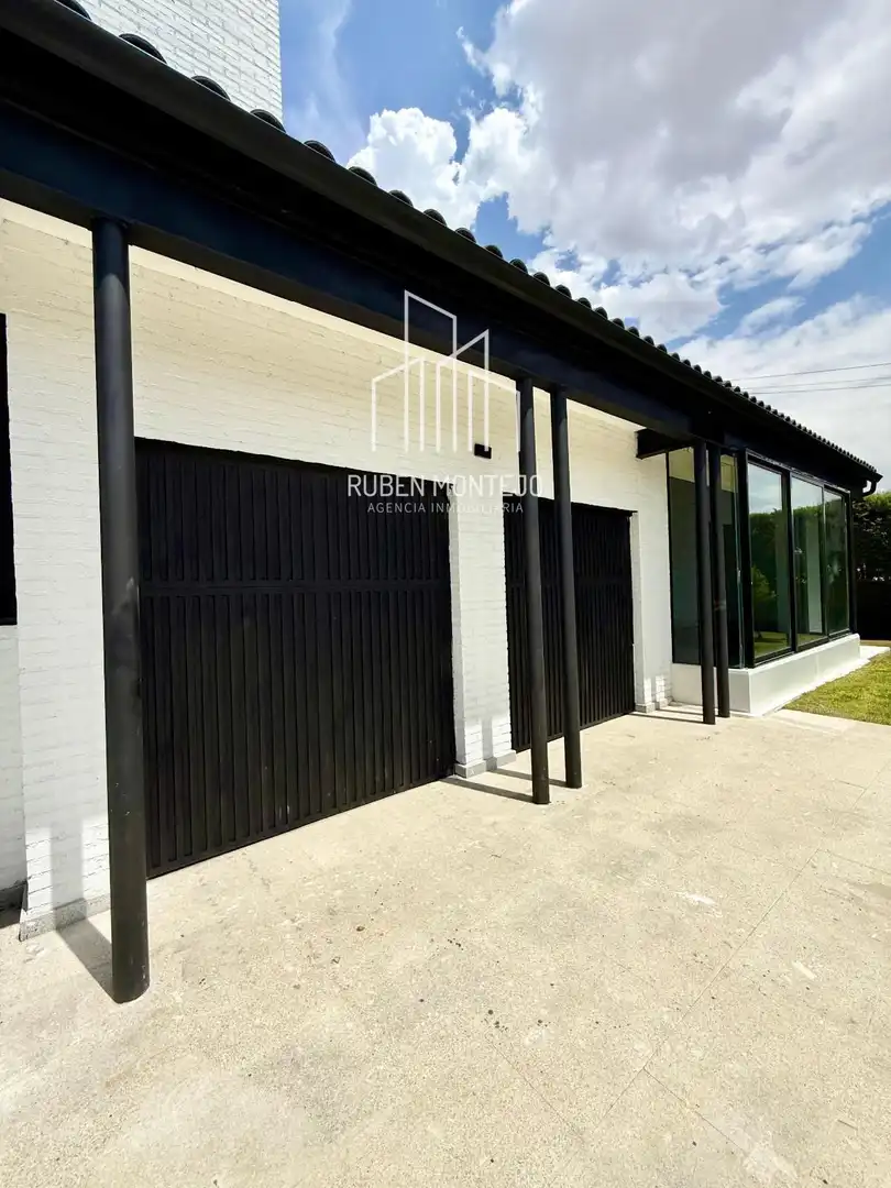 Vista exterior de Casa o xalet en venda en Carbajosa de la Sagrada amb Calefacció, Jardí privat i Piscina