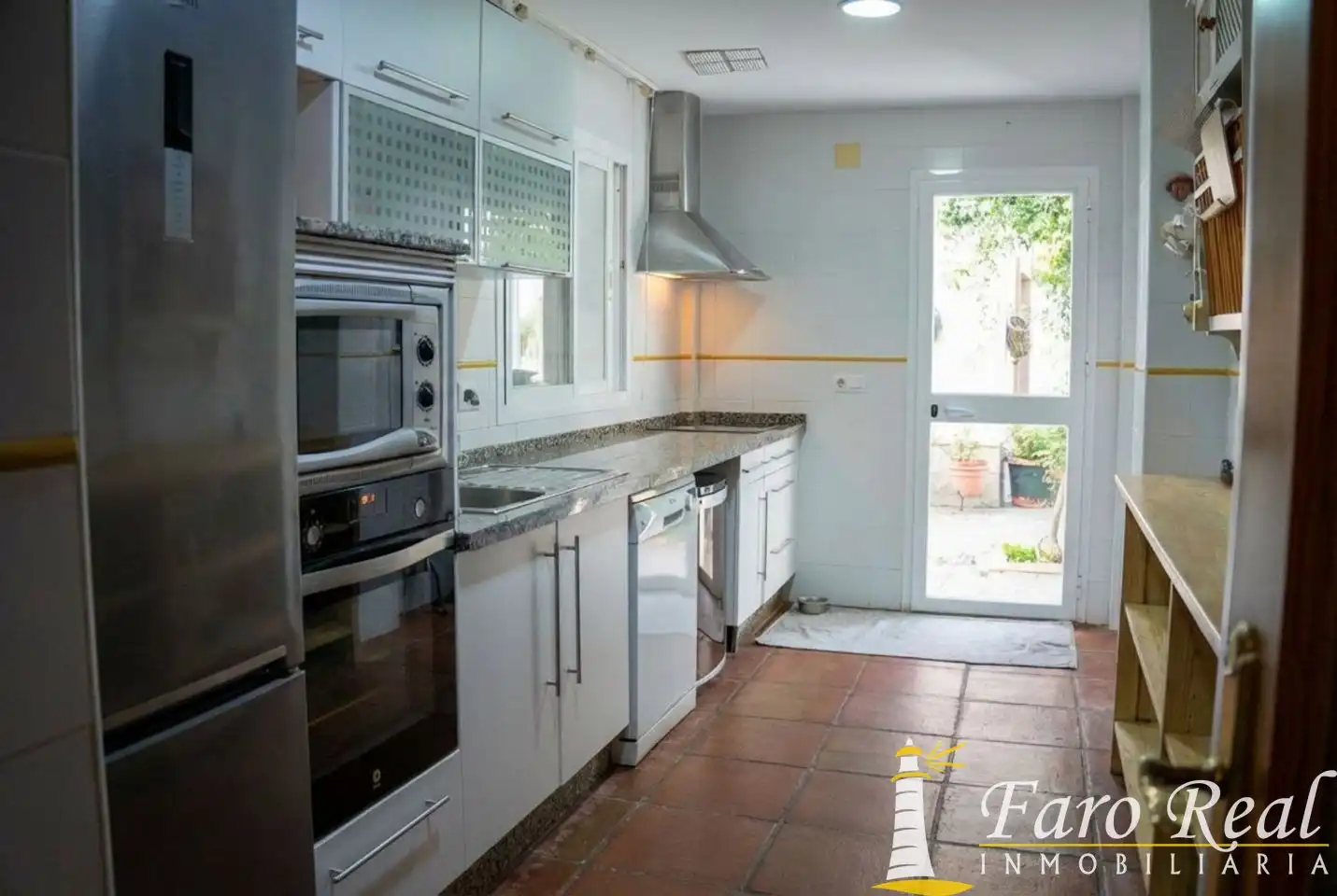 Cuina de Casa o xalet en venda en Sanlúcar de Barrameda amb Aire condicionat, Jardí privat i Terrassa