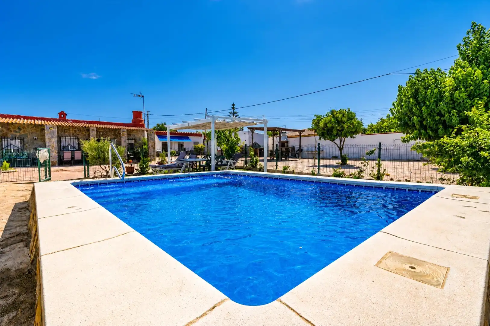 Piscina de Casa o xalet en venda en Chiclana de la Frontera amb Aire condicionat, Jardí privat i Terrassa
