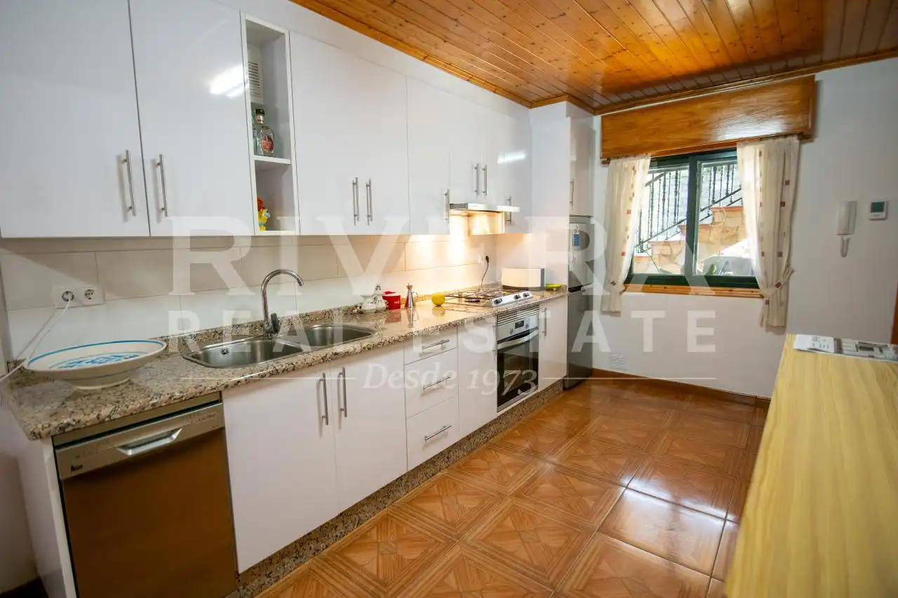 Cuina de Casa o xalet en venda en Redondela amb Calefacció, Jardí privat i Terrassa
