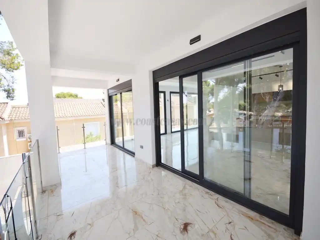 Chalet con piscina en venta en Los Balcones - Los Altos, imagen 9