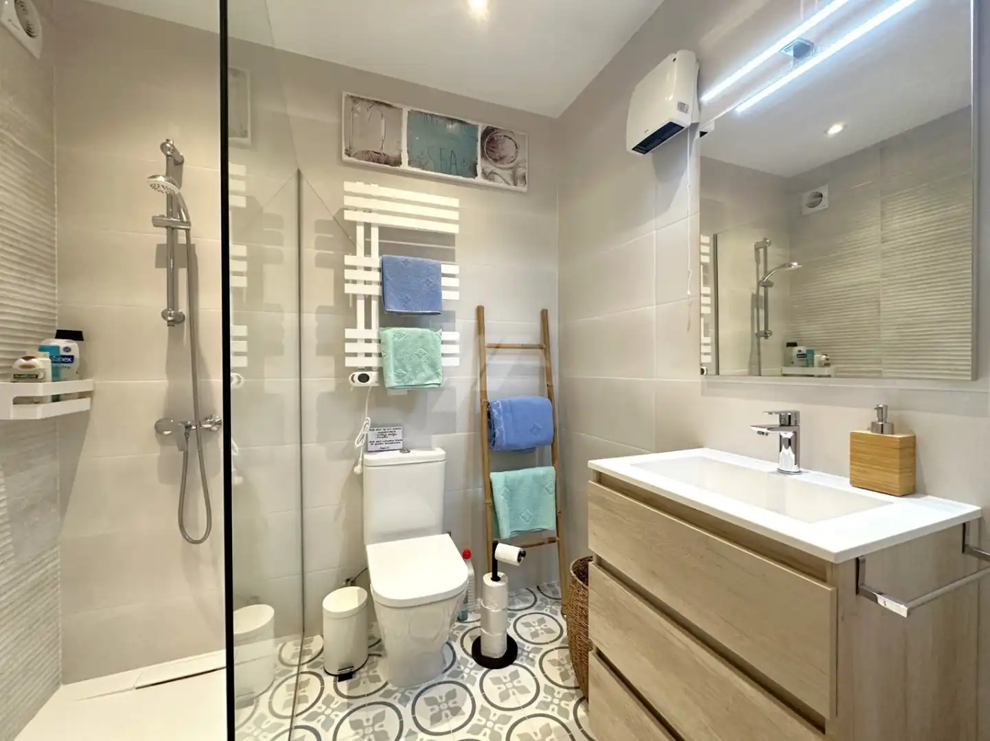 Badezimmer von Wohnungen zum Verkauf in Moraira mit Klimaanlage, Heizung und Privatgarten