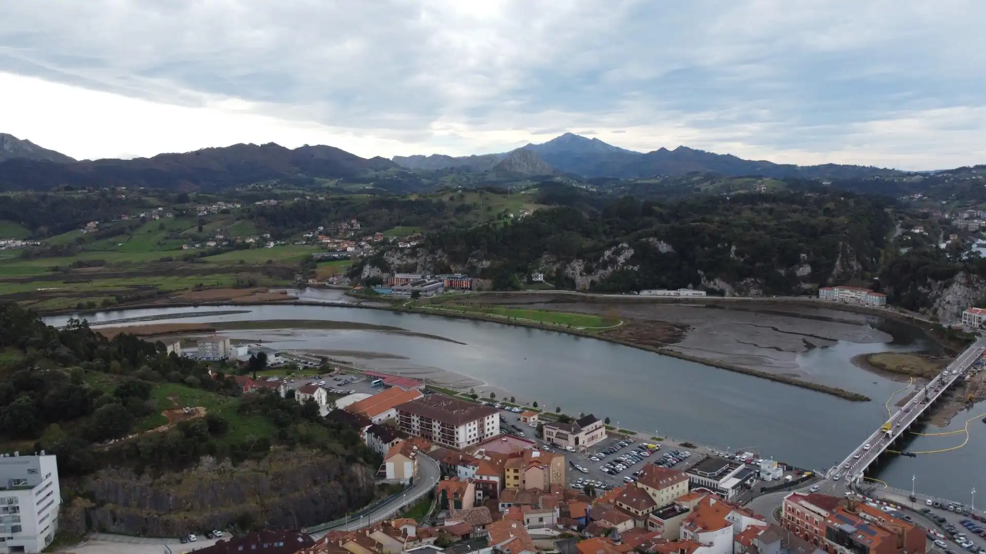 Vista exterior de Casa adosada en venda en Ribadesella amb Calefacció, Terrassa i Traster