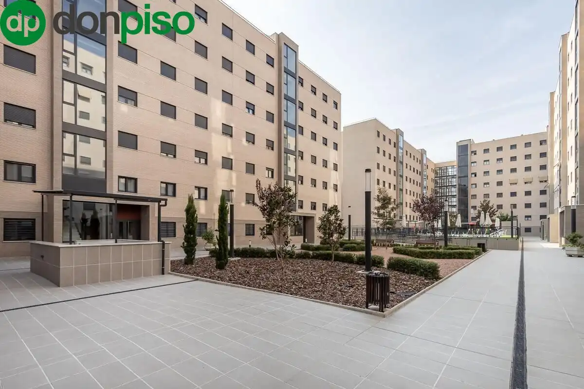Vista exterior de Pis en venda en Granada amb Calefacció, Terrassa i Traster
