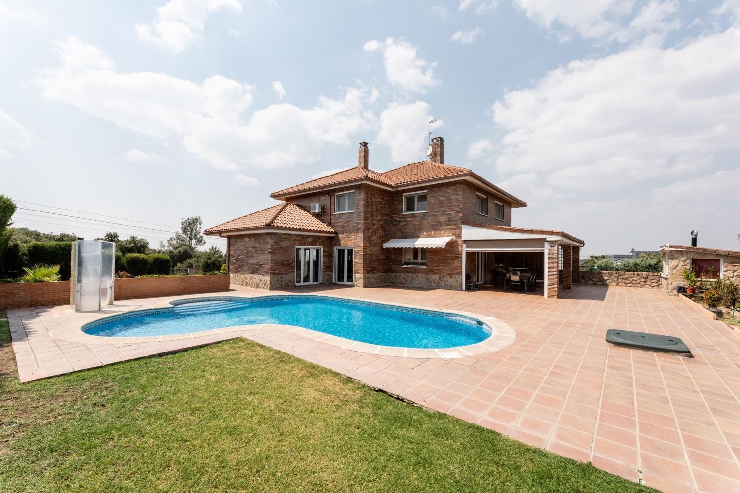 Swimming pool of House or chalet for sale in Batres  with Air Conditioner, Private garden and Terrace