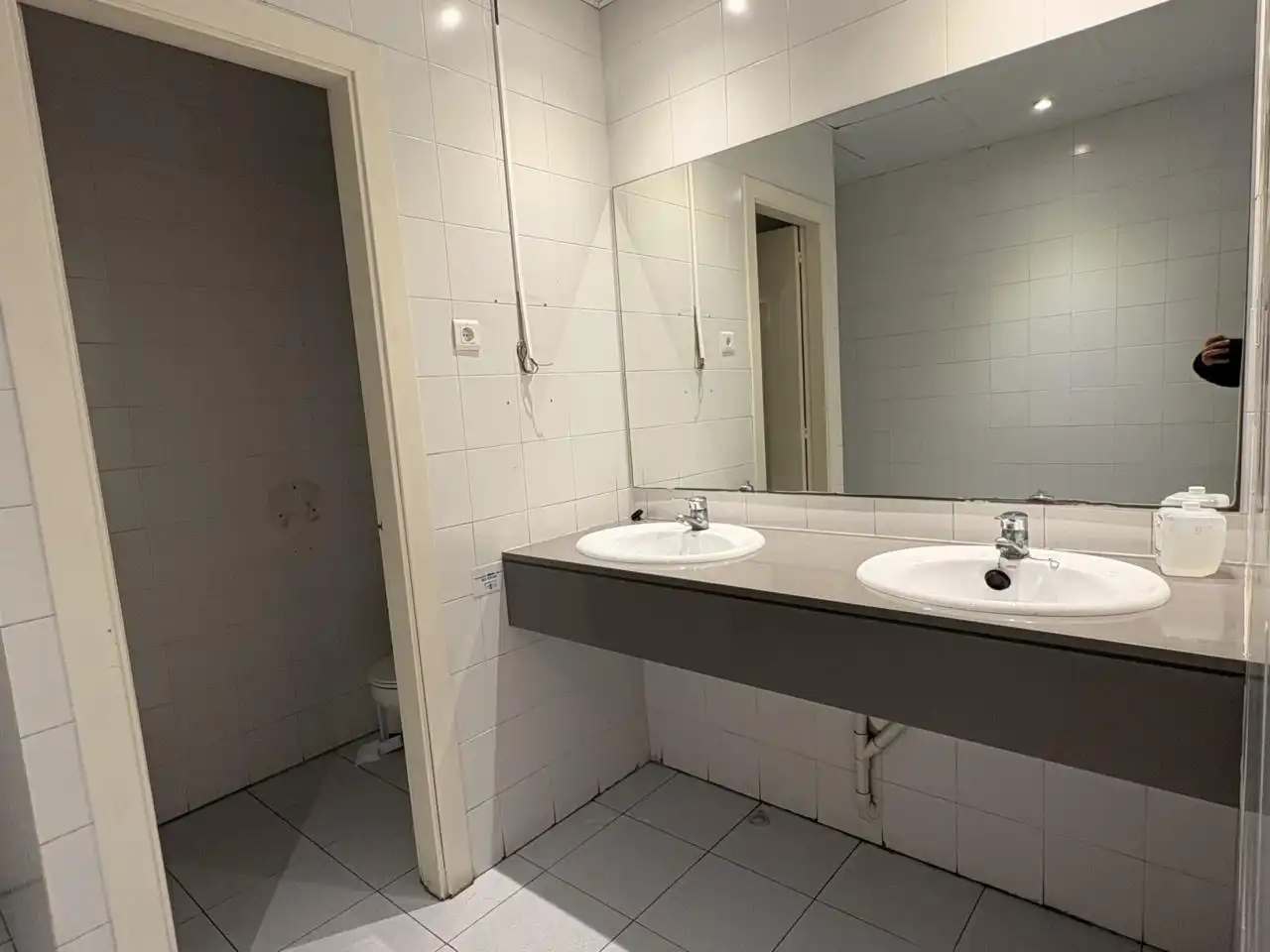 Baño de Nave industrial de alquiler en El Prat de Llobregat con Calefacción y Alarma