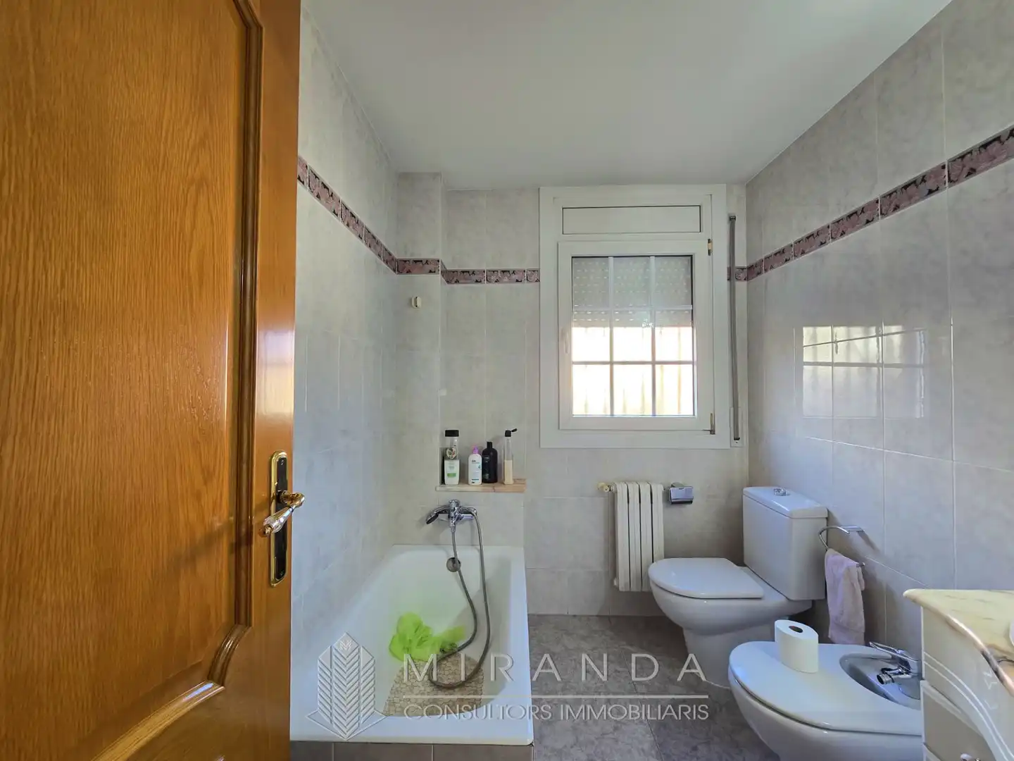 Baño de Casa adosada en venta en Canovelles con Aire acondicionado, Calefacción y Terraza