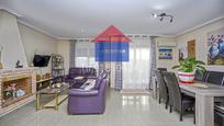 Sala d'estar de Casa adosada en venda en Navalcarnero amb Aire condicionat i Terrassa