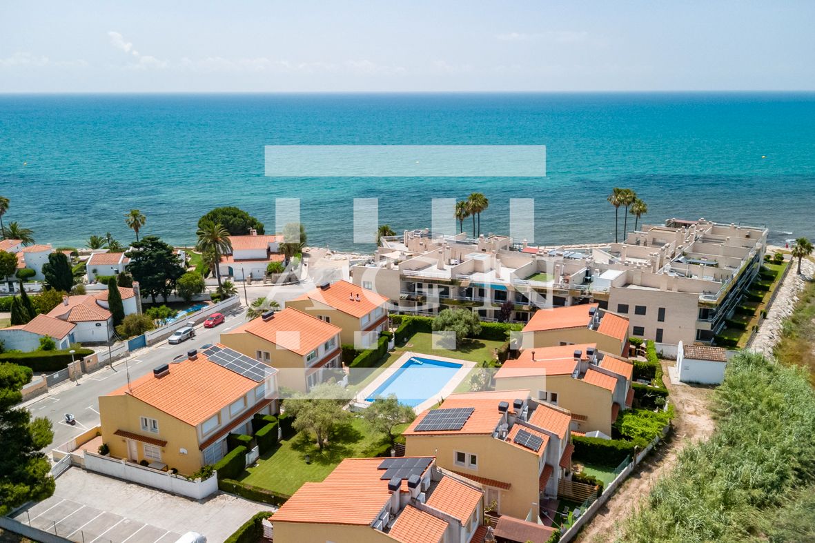 Exterior view of Single-family semi-detached for sale in Mont-roig del Camp  with Air Conditioner, Private garden and Terrace