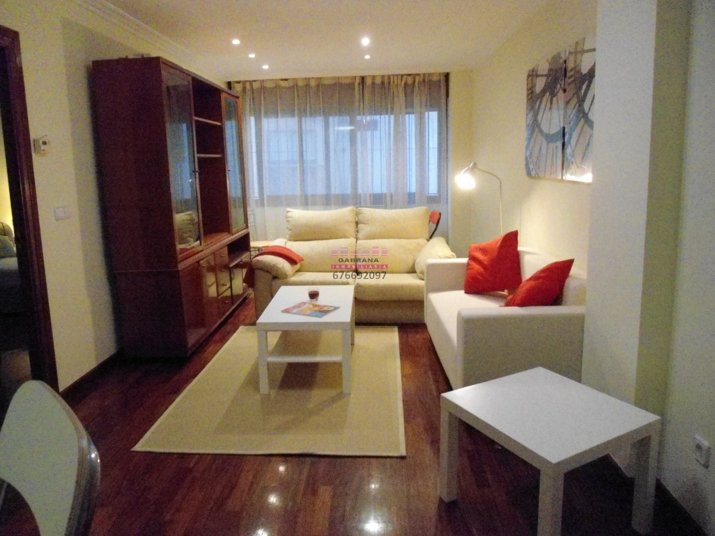 Sala d'estar de Apartament de lloguer en Vigo  amb Calefacció, Parquet i Traster