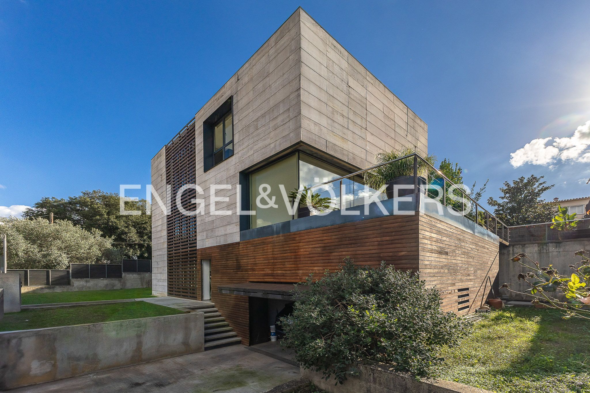 Vista exterior de Casa o xalet en venda en Sant Cugat del Vallès amb Aire condicionat, Calefacció i Jardí privat