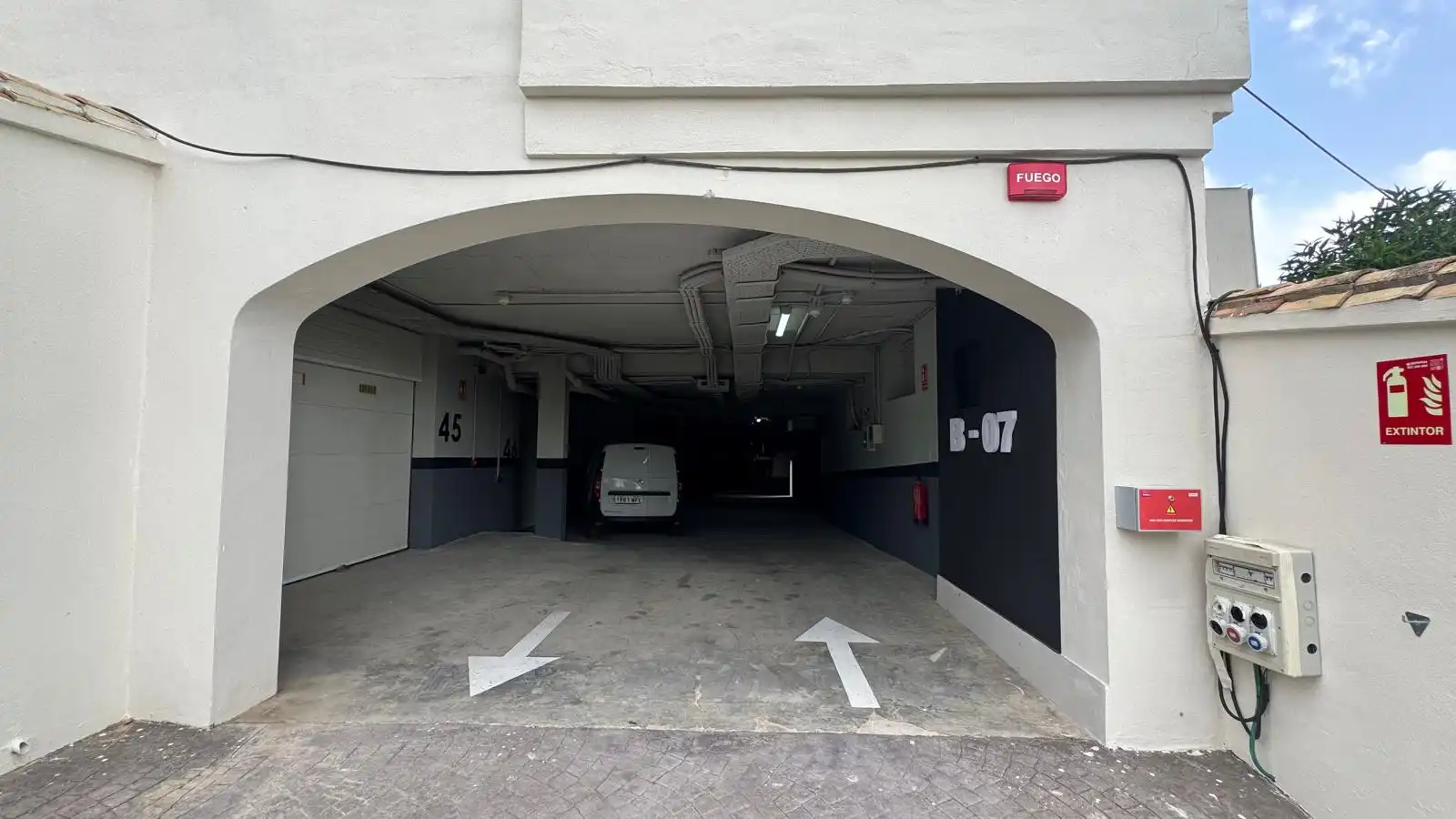Parkplatz von Einfamilien-Reihenhaus zum Verkauf in Estepona mit Klimaanlage, Terrasse und Ofen