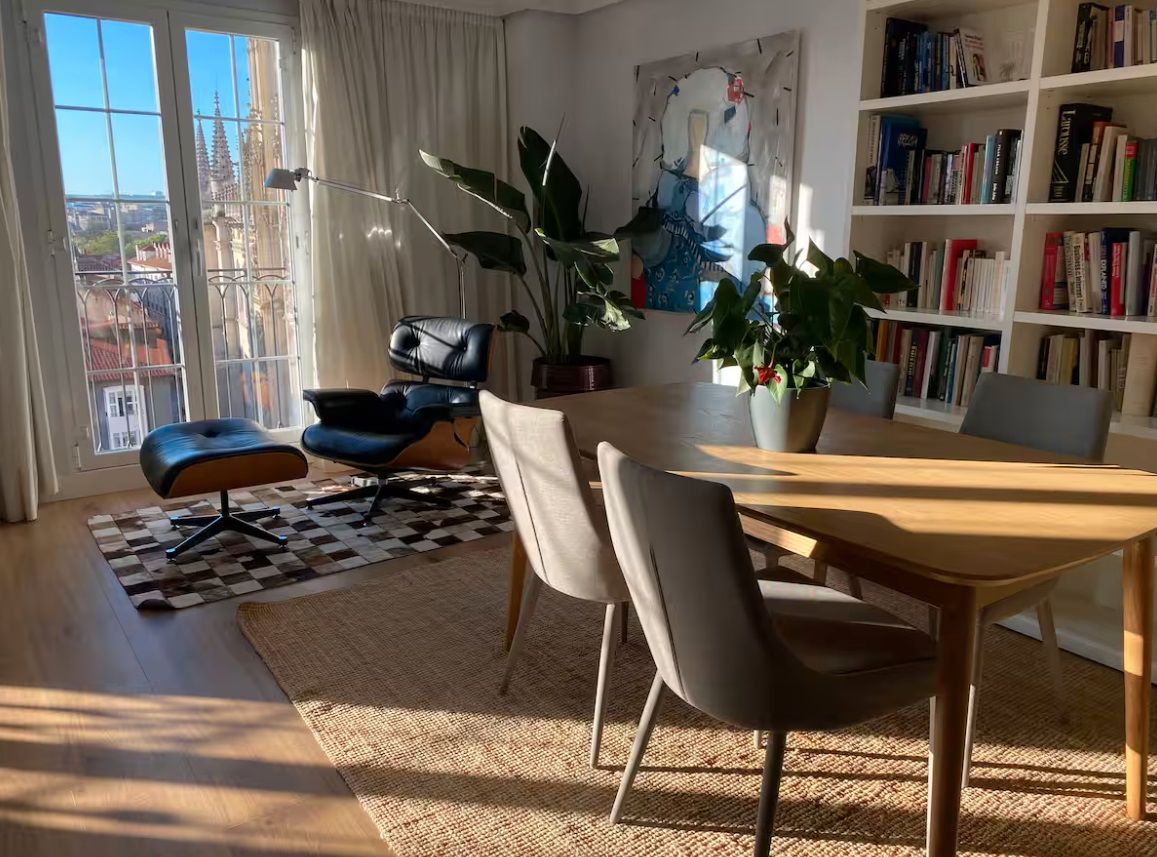 Menjador de Apartament de lloguer en Burgos Capital amb Aire condicionat, Calefacció i Jardí privat