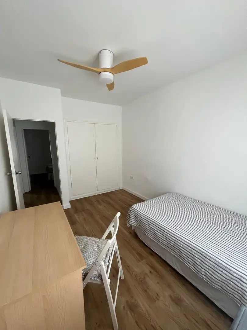 Dormitori de Pis de lloguer en Córdoba amb Parquet, Terrassa i Moblat