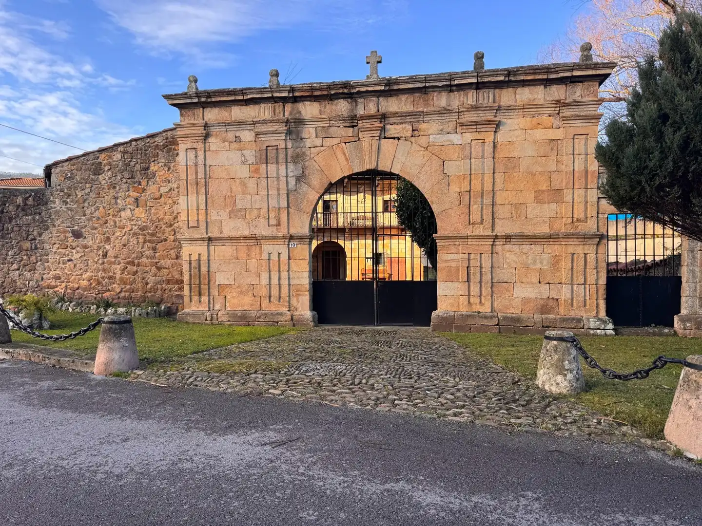 Vista exterior de Casa o chalet en venta en Los Corrales de Buelna  con Calefacción, Jardín privado y Terraza