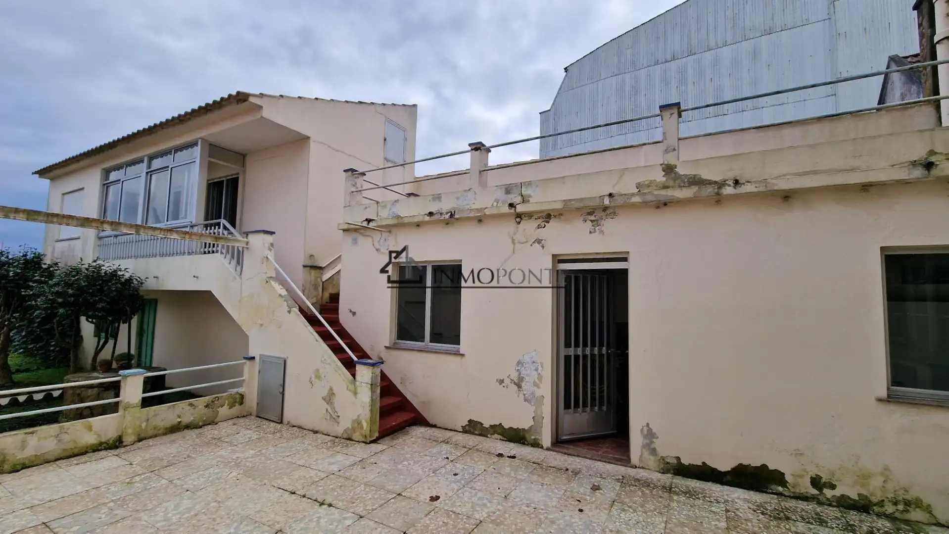 Vista exterior de Casa adosada en venda en O Grove   amb Calefacció, Jardí privat i Traster