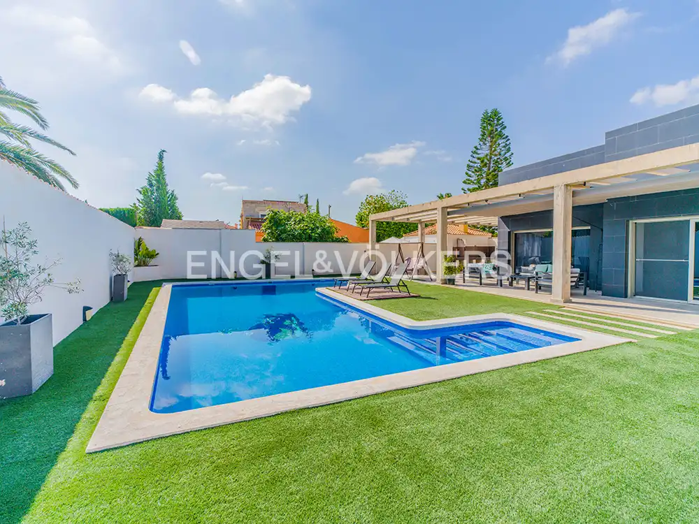 Villa con piscina in vendita a Carrer de la Limonita