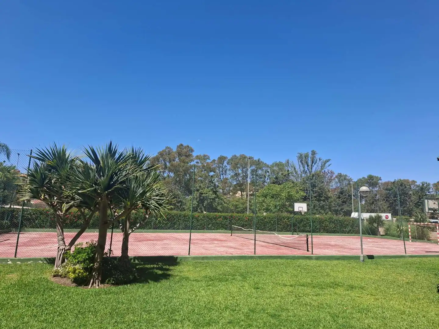 Aparcament de Pis de lloguer en Algarrobo amb Aire condicionat, Terrassa i Piscina