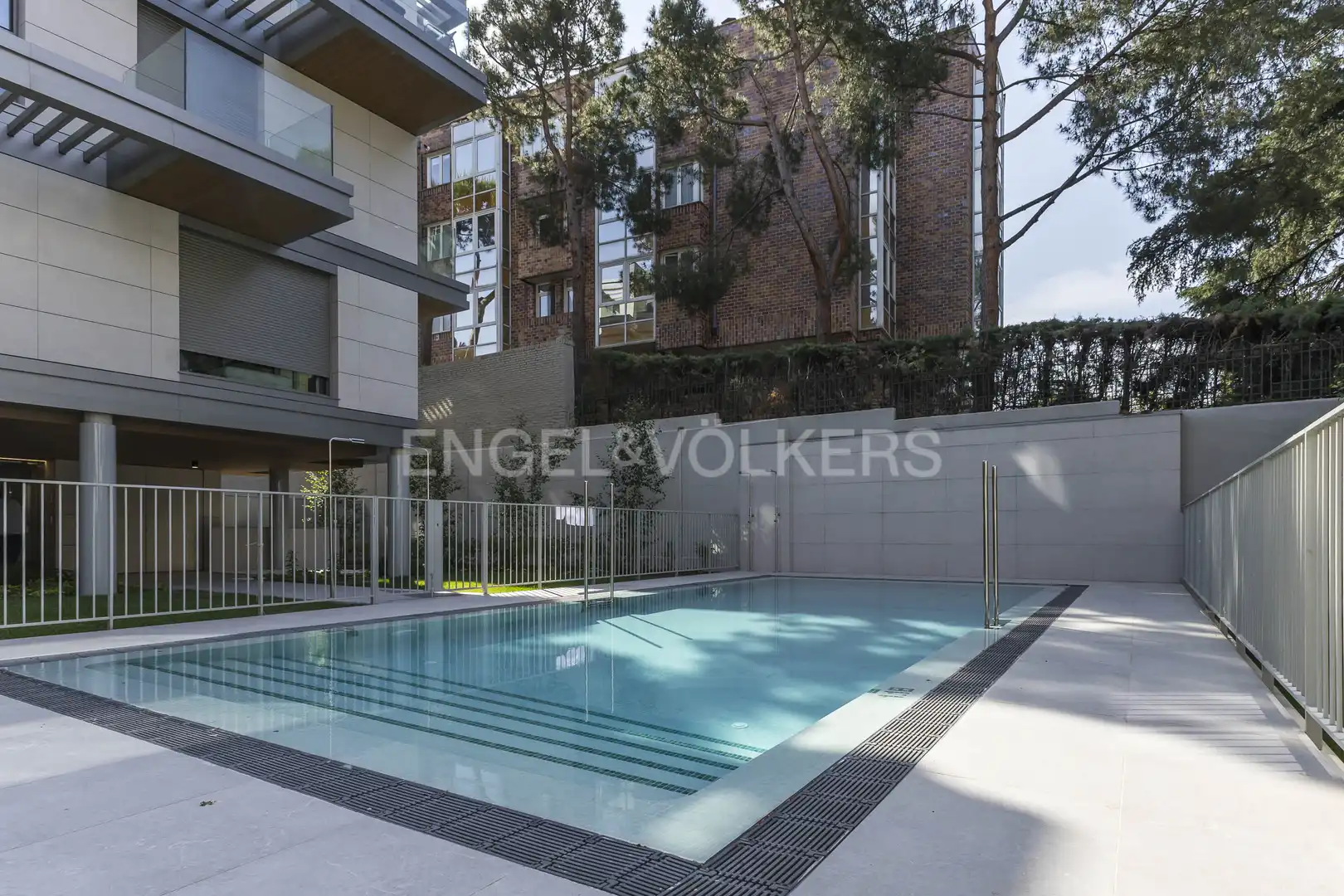 Piscina de Dúplex en venta en Madrid con Calefacción, Terraza y Trastero