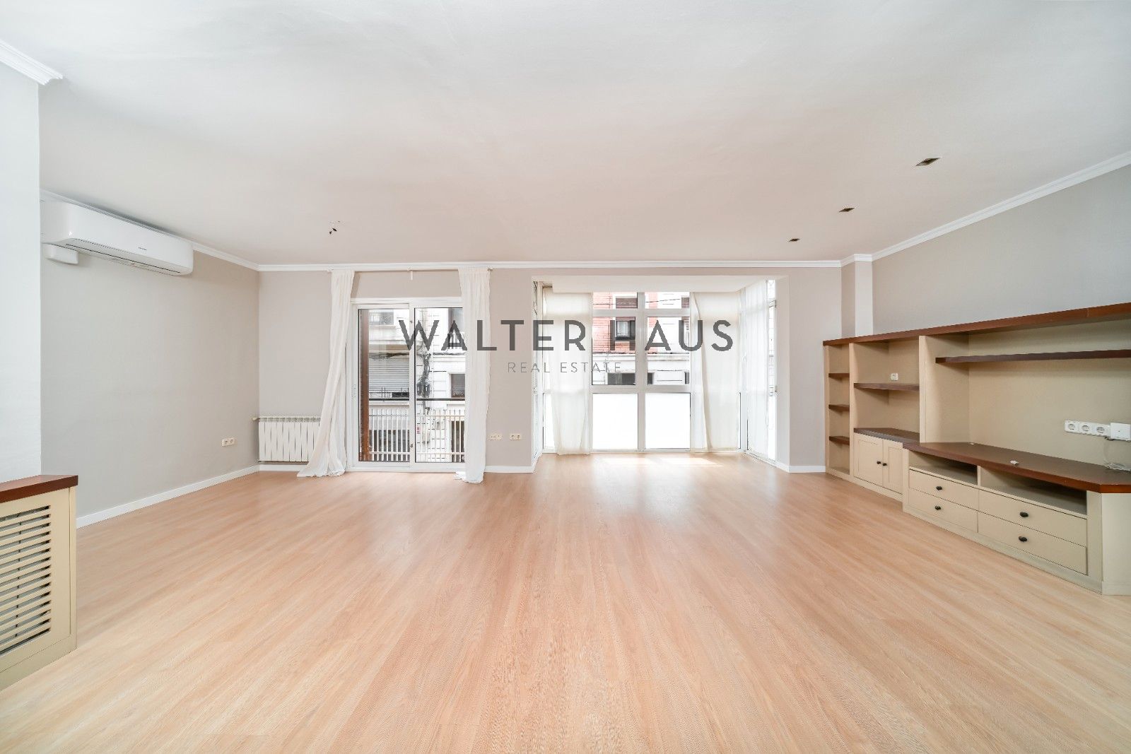 Exterior view of Flat for sale in  Barcelona Capital  with Air Conditioner, Heating and Parquet flooring