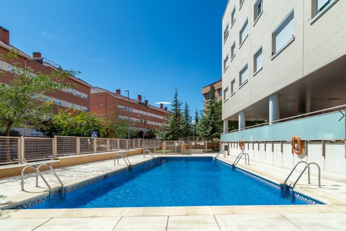 Piscina de Pis de lloguer en Colmenar Viejo amb Calefacció, Traster i Moblat