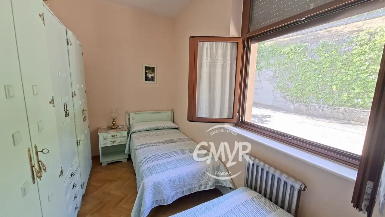 Dormitori de Casa o xalet en venda en Zamora Capital  amb Calefacció, Jardí privat i Parquet