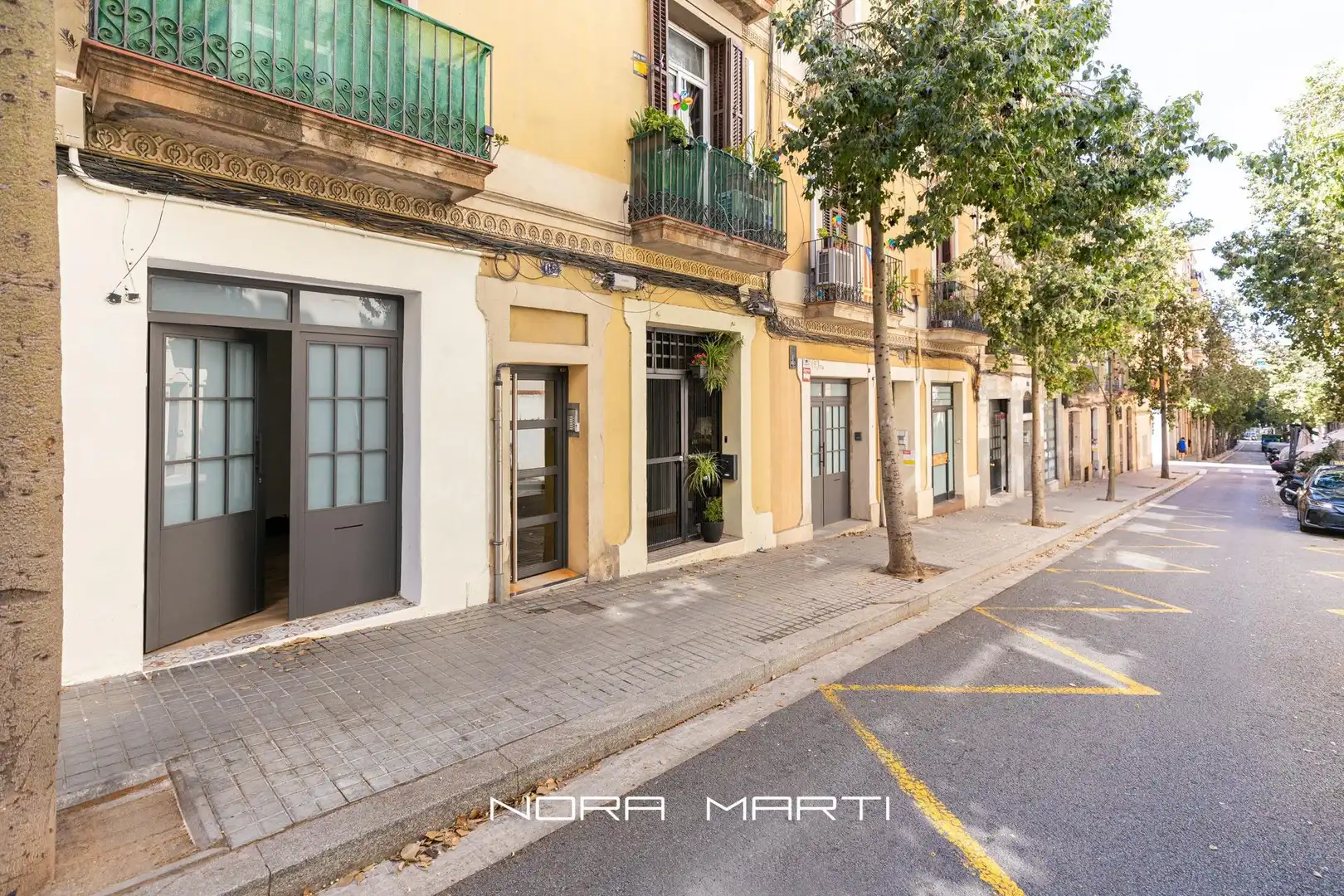 Exterior view of Ground floor for sale in Barcelona  with Air Conditioner and Alarm