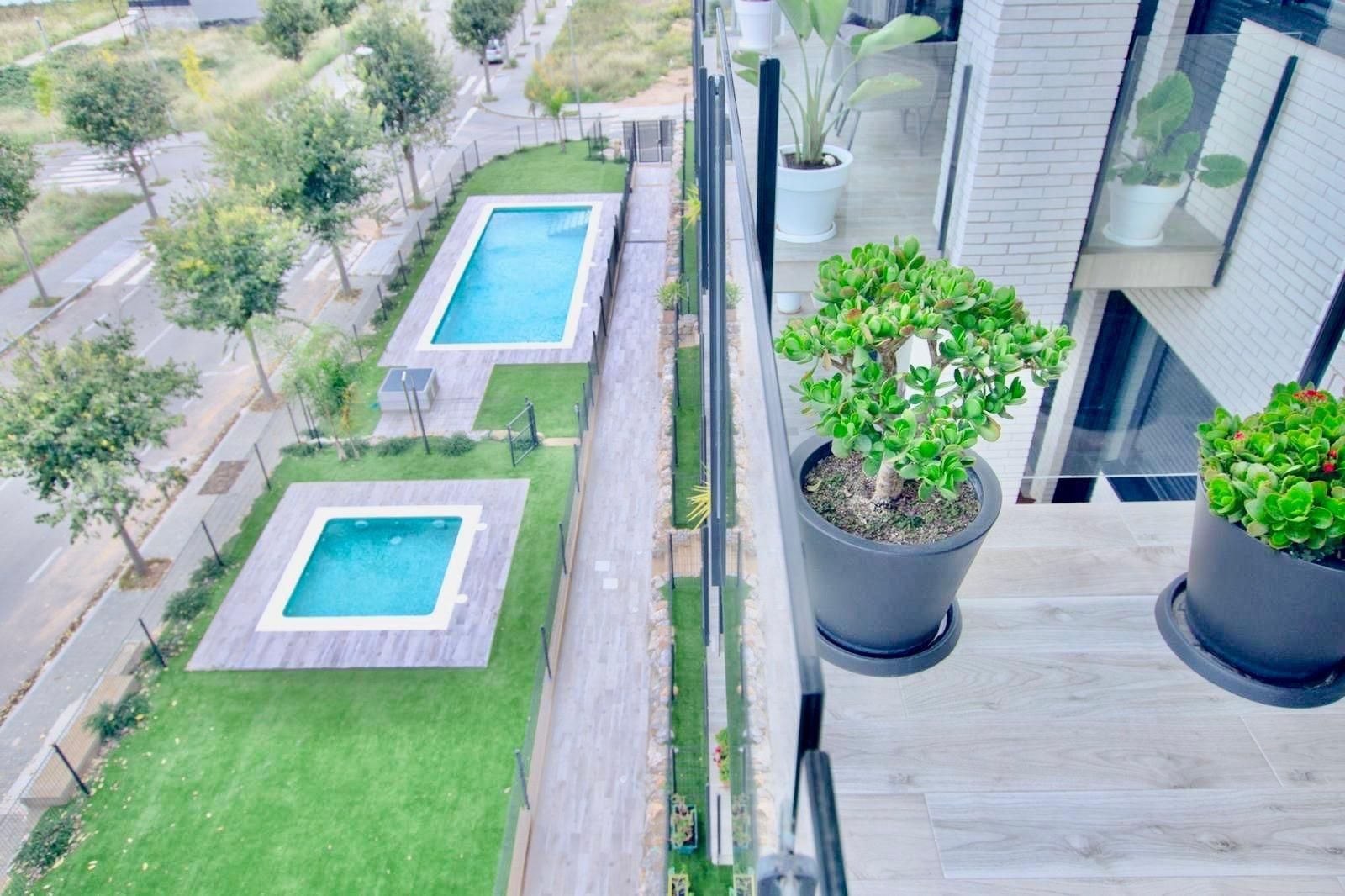 Piscina de Apartament en venda en Vilanova i la Geltrú amb Aire condicionat, Calefacció i Jardí privat