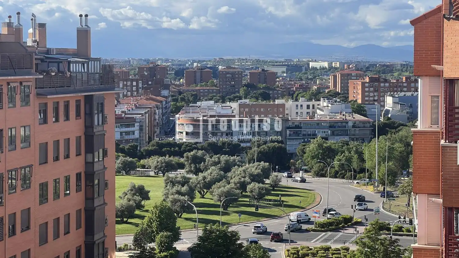 Vista exterior de Pis en venda en Madrid amb Calefacció, Jardí privat i Parquet