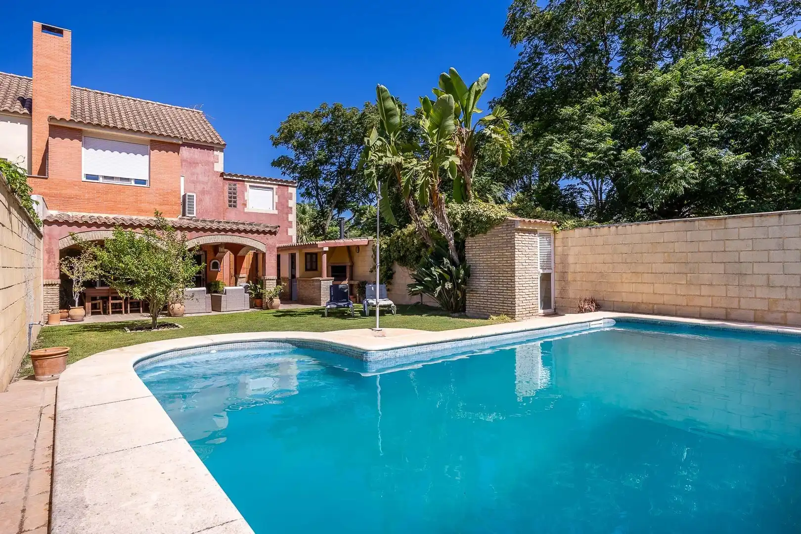 Piscina de Casa adosada en venta en Almensilla con Aire acondicionado, Calefacción y Jardín privado