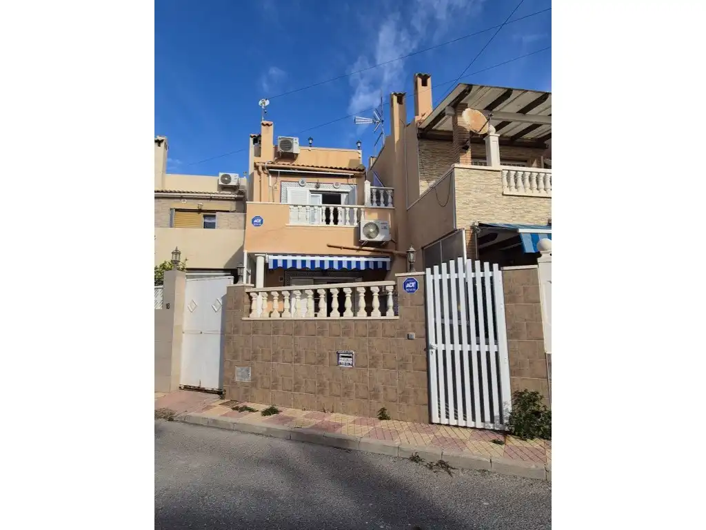 Vista exterior de Casa adosada en venda en Torrevieja amb Aire condicionat, Terrassa i Moblat