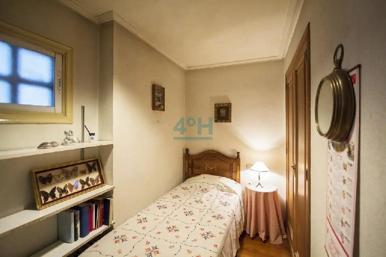 Dormitori de Pis en venda en Ourense Capital  amb Calefacció, Parquet i Terrassa