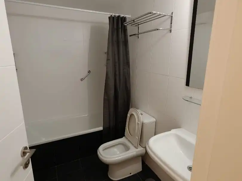 Bathroom of Flat for rent in Madrid  with Air Conditioner, Heating and Private garden