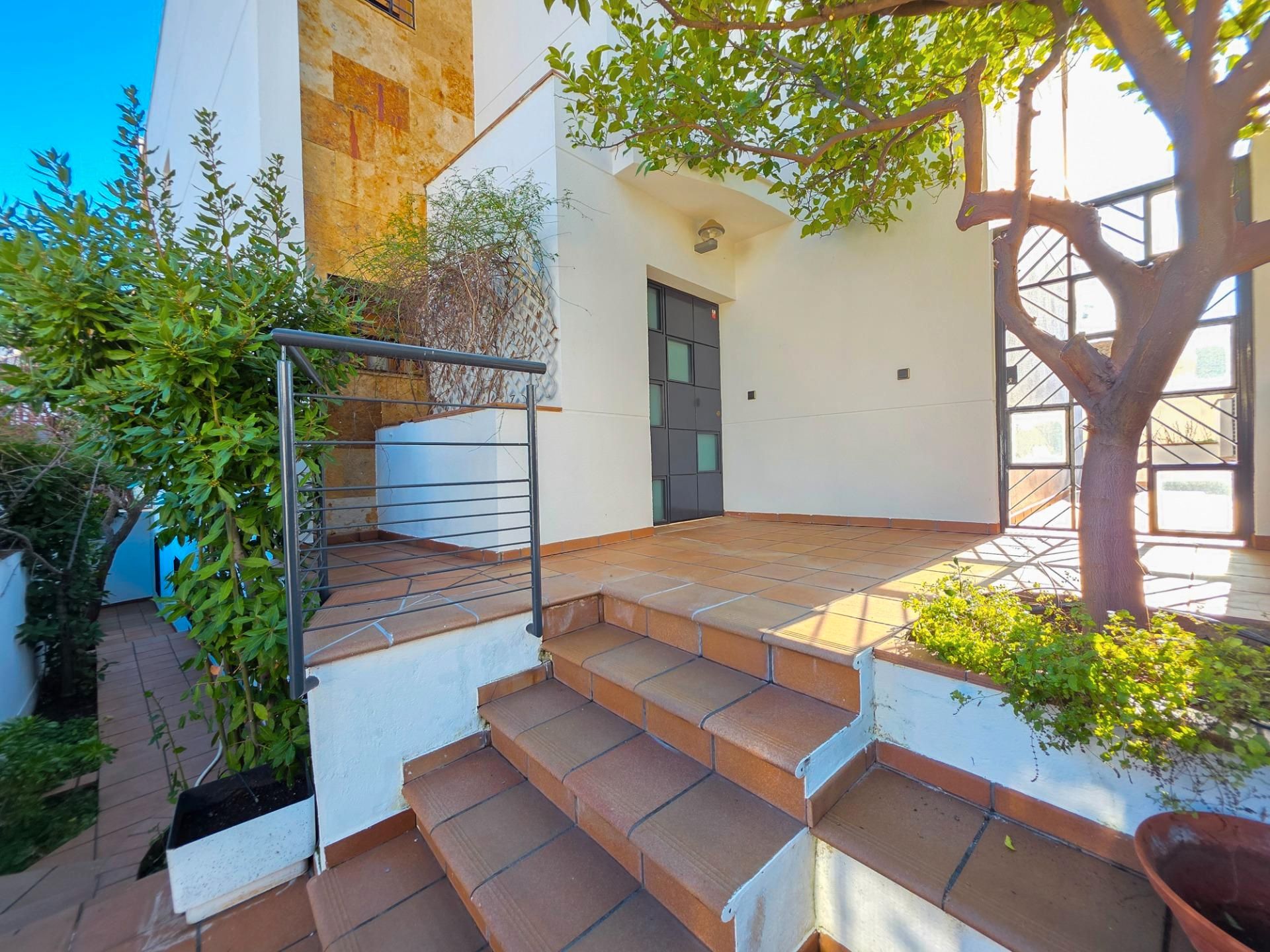 Vista exterior de Casa adosada en venda en  Jaén Capital amb Aire condicionat, Calefacció i Jardí privat