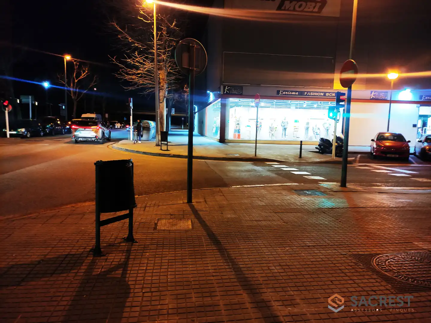 Vista exterior de Local en venda en Mollet del Vallès amb Aire condicionat