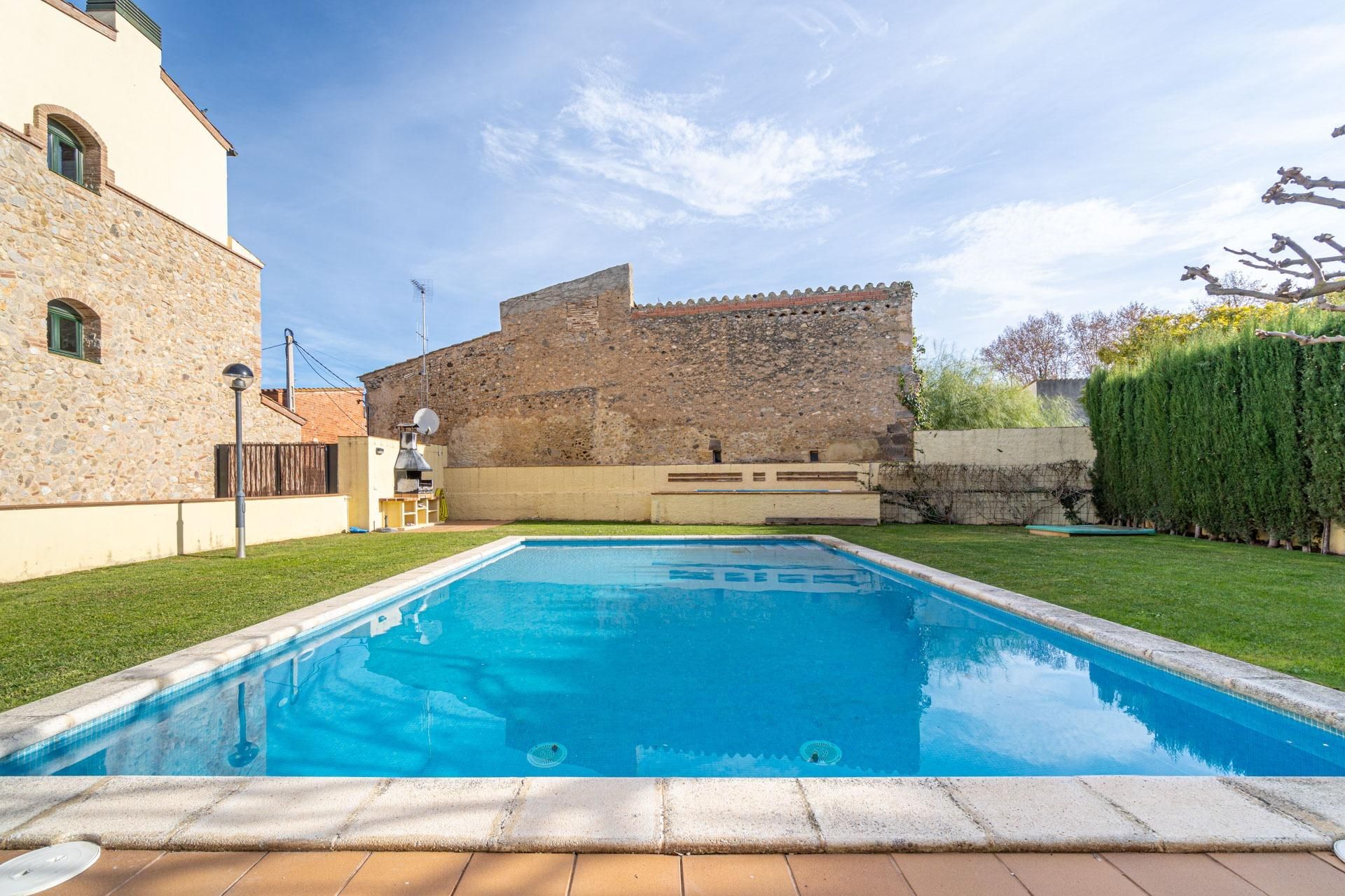 Piscina de Casa adosada en venda en Torroella de Fluvià amb Aire condicionat, Calefacció i Jardí privat