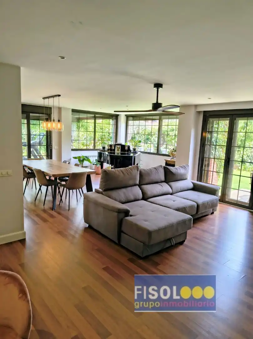 Sala d'estar de Casa o xalet en venda en Pozuelo de Alarcón amb Aire condicionat, Calefacció i Jardí privat